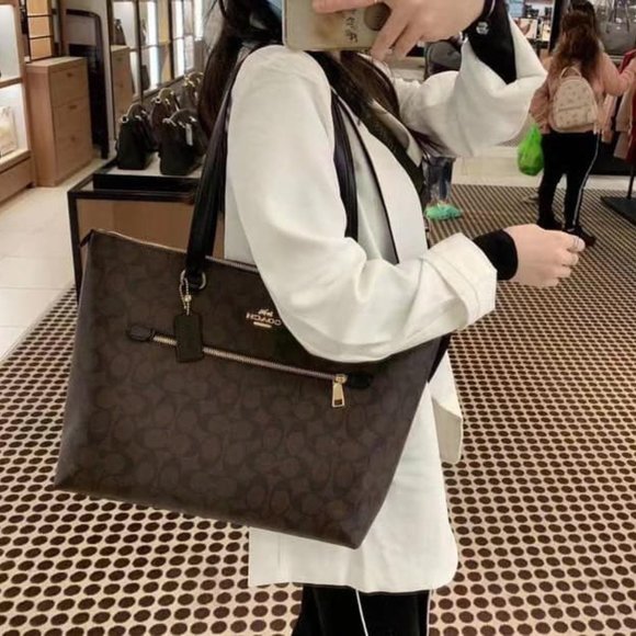 NWT - Only 1 Left- COACH Gallery Tote In Signature Canvas -Beautiful and Useful - Picture 5 of 16